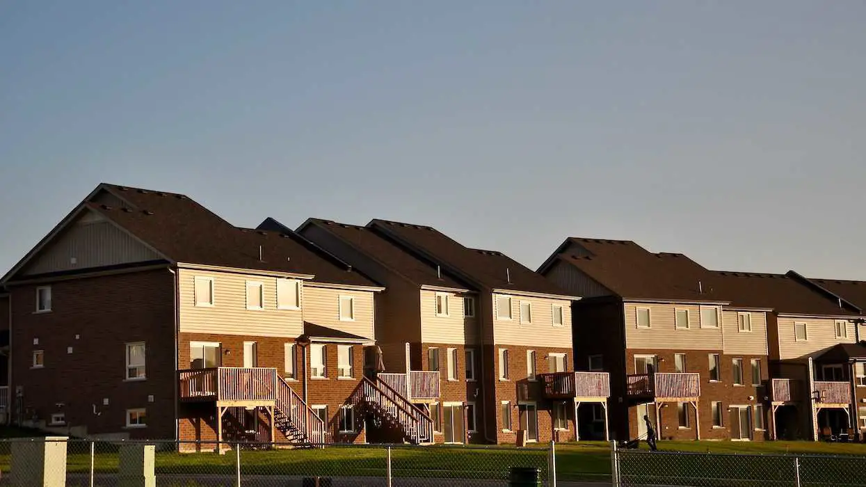 Canadian Home Sales Show Modest Recovery Amid Mixed Market Signals