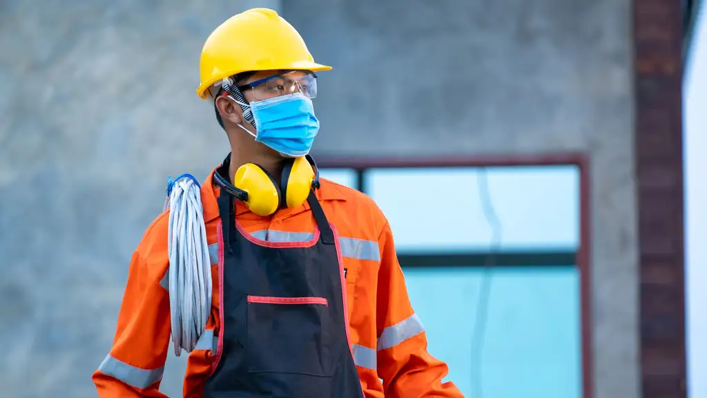 Outdoor Workers in Southern Ontario Adjust to Health Risks Amid Wildfire Smoke