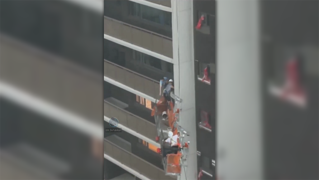Workers Rescued from Suspended Platform Amid Severe Storm in Toronto