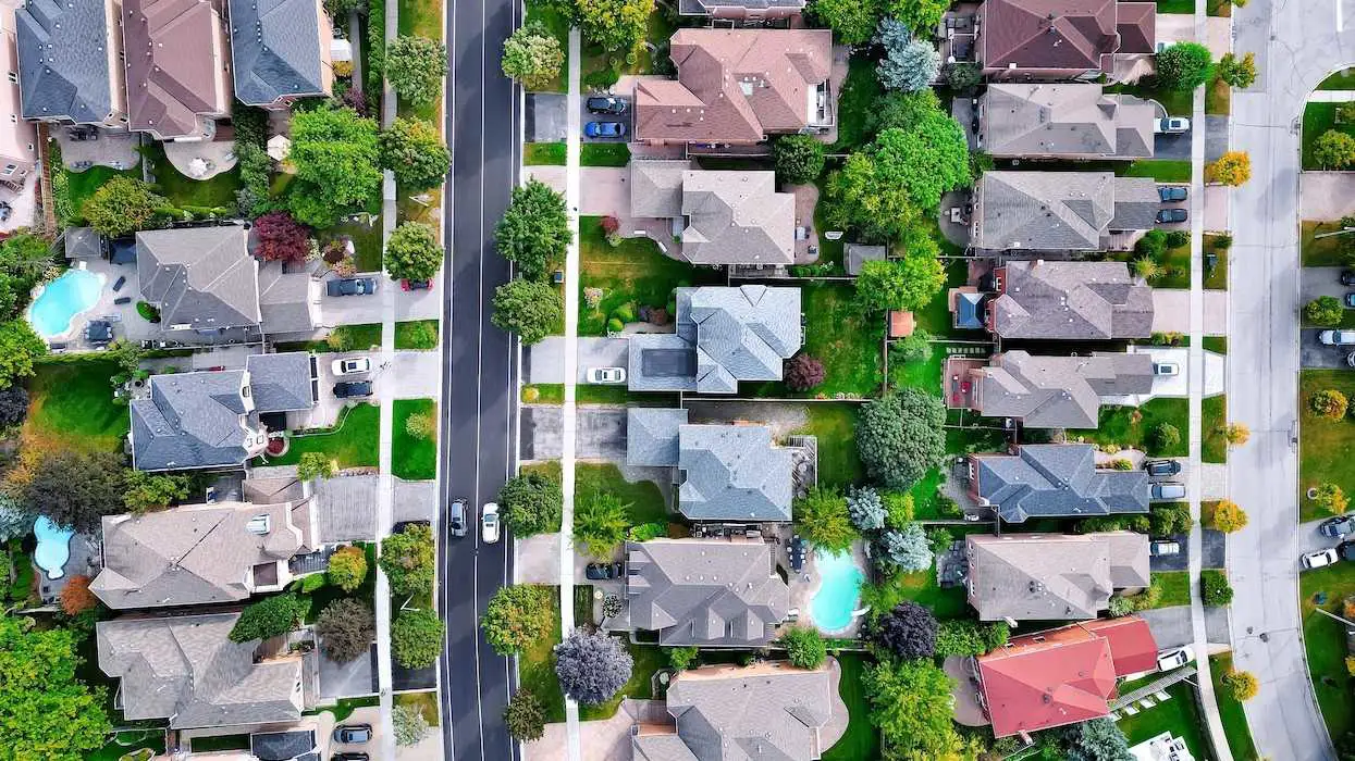 Canadian Home Prices Remain Steady in June Amid Mixed Market Signals